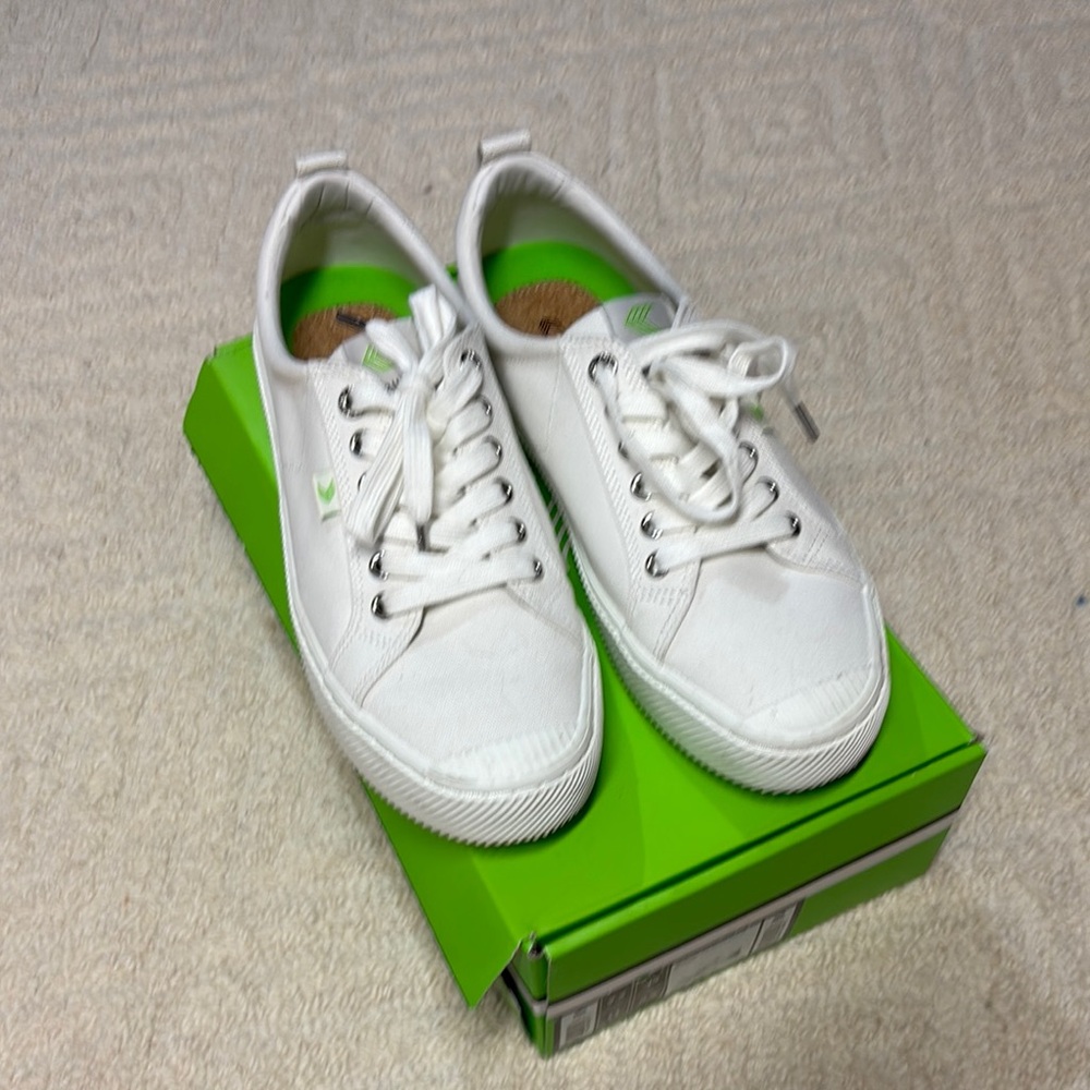 Cariuma OCA low off white canvas sneaker